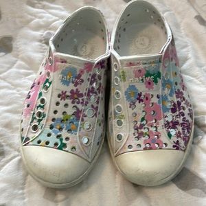 Native Jefferson floral girls water shoes C7
